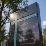 Krzyż asymetryczny ze szkła fusingowego na czarnym pomniku granitowym