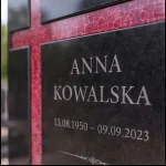 Szklany krzyż asymetryczny na nagrobek, kolorowy krzyż szklany na cmentarz z tablicą nagrobkową