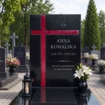 szklany krzyż na nagrobek, kolorowy krzyż szklany na cmentarz w odcieniu czerwieni