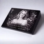 tablica nagrobkowa z imieniem i nazwiskiem zmarłego oraz datami narodzin i śmierci