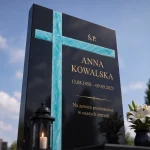 Asymetryczny krzyż ze szkła fusingowego na pomniku granitowym