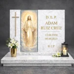 Adorno de vidrio para lápida: vidrio para lápida con Jesús en un monumento funerario moderno