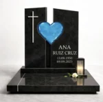 corazón de vidrio fusionado azul en una lápida de granito negro