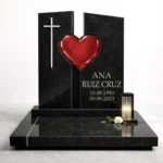 corazón de vidrio fusionado rojo en una lápida de granito negro