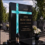 Cruz asimétrica de vidrio fusionado montada en una lápida de granito