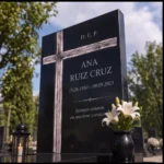 Cruz asimétrica de vidrio fusionado en una lápida de granito negro