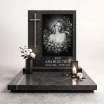foto en blanco y negro para tumba con motivo floral sobre lápida de granito