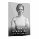 Foto de gran formato en blanco y negro con el nombre y las fechas