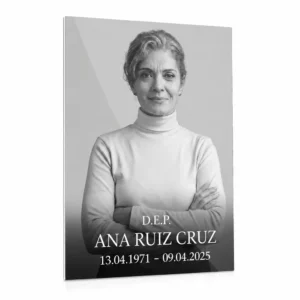 panel de vidrio con un retrato en blanco y negro de una mujer y una inscripción