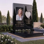 lápida de granito negro con retrato en color y corazón de vidrio blanco