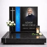 moldura de vidrio fusionado azul en una lápida de granito negro con retrato