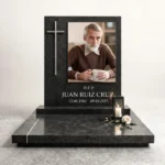 Monumento funerario moderno con una foto de gran formato sobre vidrio