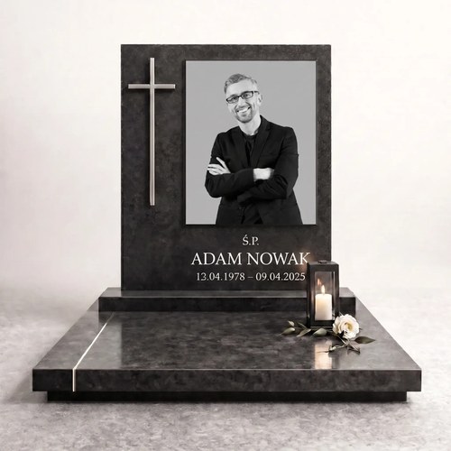 Nowoczesny granitowy nagrobek z dużym czarno-białym zdjęciem mężczyzny w okularach i metalowym krzyżem