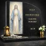 Panel de vidrio para lápida con la imagen de la Virgen María en un monumento funerario moderno de granito negro