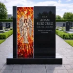 Panel de vidrio con motivo religioso de ángel en un monumento funerario de granito