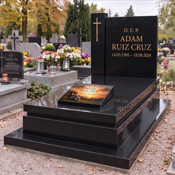 Placa conmemorativa con balón y bufanda en la losa de una lápida negra con cruz y letras doradas