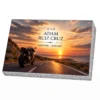 Placa conmemorativa de vidrio con una moto en una carretera junto al mar al atardecer, sobre base de granito
