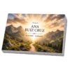 Placa conmemorativa de vidrio templado con un sendero de montaña bajo la luz del sol, sobre base de granito