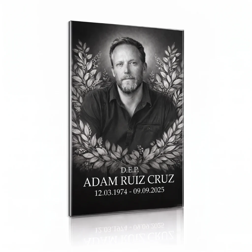 Placa de vidrio templado con retrato en blanco y negro y motivo floral para panteón