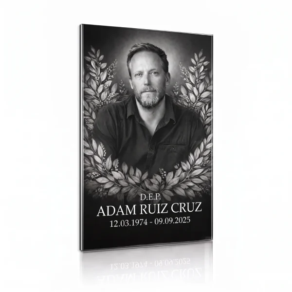 Placa de vidrio negra con el retrato en blanco y negro de un hombre con barba en una corona de laurel