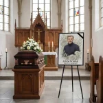 portret pamiątkowy zmarłego wystawiony w kościele podczas ceremonii pogrzebowej