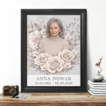 portret porcelanowy na nagrobek z motywem kwiatowym w ramie