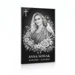 tablica nagrobna szklana ze zdjęciem zmarłego, czarno-biała, z motywem kwiatów i gołębia