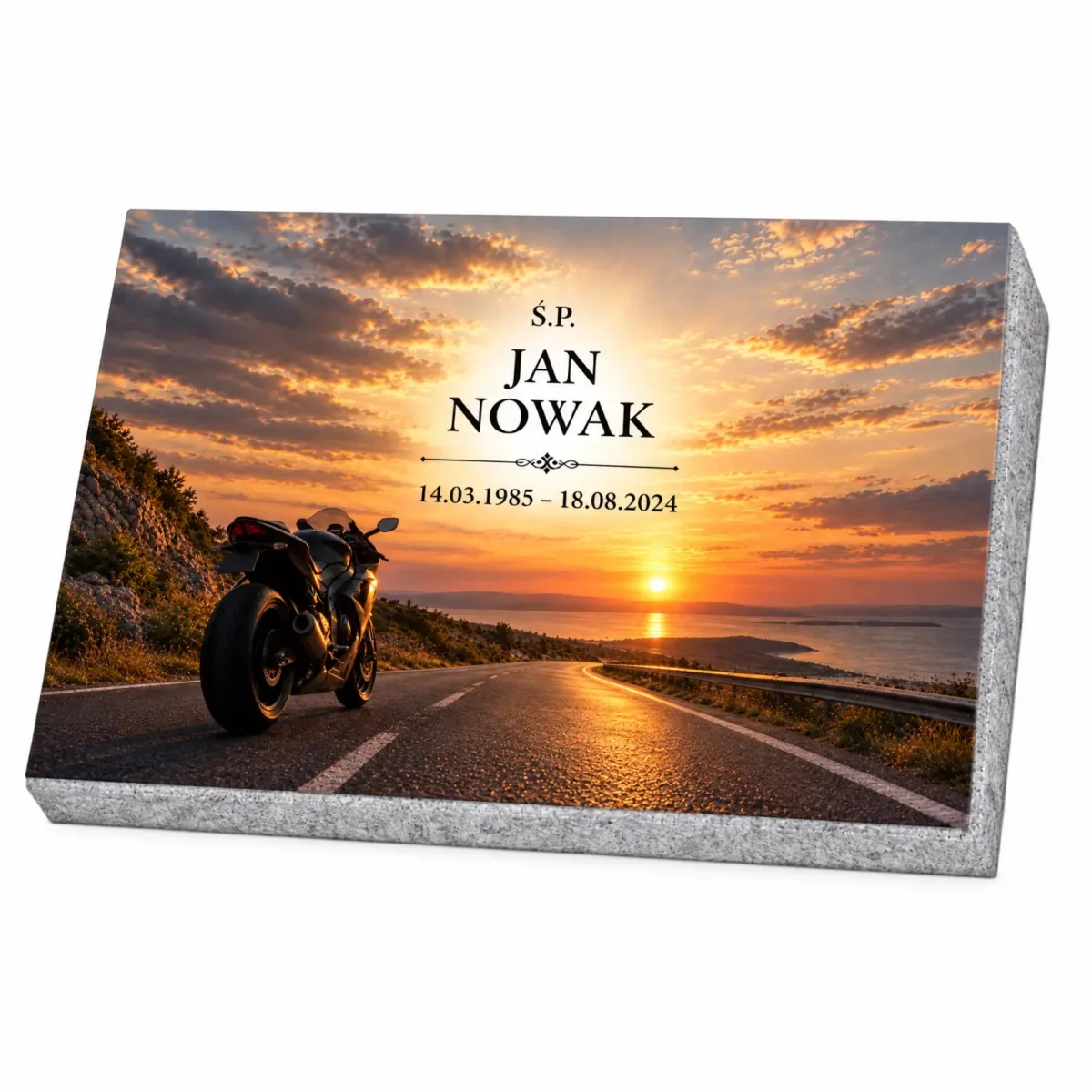 Tabliczka na pomnik ze szkła z motocyklem na nadmorskiej drodze o zachodzie słońca, na granitowej podstawie