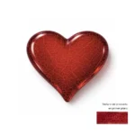 primer plano de la textura craquelada de un corazón de vidrio rojo