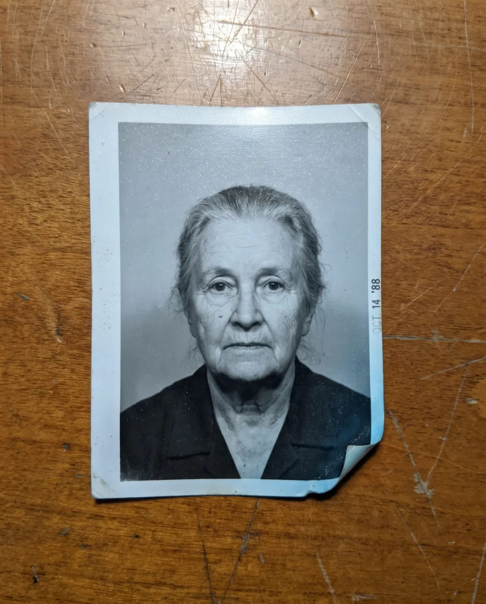 zdjęcie na nagrobek czarno-białe wykonane ze starej fotografii zmarłej