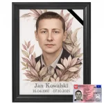 Portret memorialny zmarłego w czarnej ramie, zdjęcie na pogrzeb z ozdobnym wieńcem kwiatowym