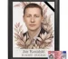 Portret memorialny zmarłego w czarnej ramie, zdjęcie na pogrzeb z ozdobnym wieńcem kwiatowym
