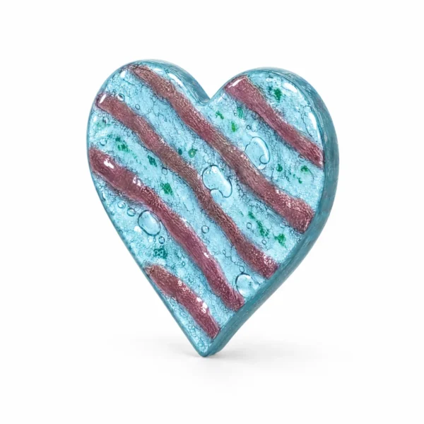corazón de vidrio transparente con rayas burdeos para lápida, vista en ángulo