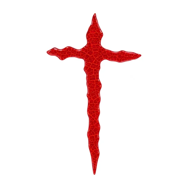 cruz irregular de vidrio rojo craquelado para lápida, fusionada en horno y opaca, con una red de craquelado anaranjado y bordes ondulados