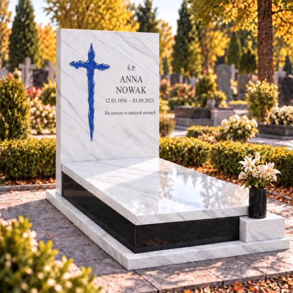 granatowy szklany krzyż nieregularny wklejony w płytę nagrobka z białego kamienia obok napisu, widok z lewej
