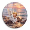 Panel decorativo redondo para la tumba de un niño con un angelito dormido sobre las rocas junto al mar al atardecer
