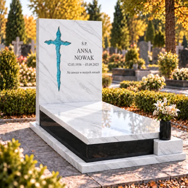 turkusowy szklany krzyż nieregularny ze smugami, wklejony w płytę nagrobka z białego kamienia obok napisu, widok z lewej